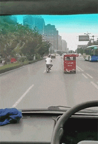 搞笑动态图GIF:妹子,我看你骨骼惊奇,将来必定成为高手 - 360娱乐,你开心就好