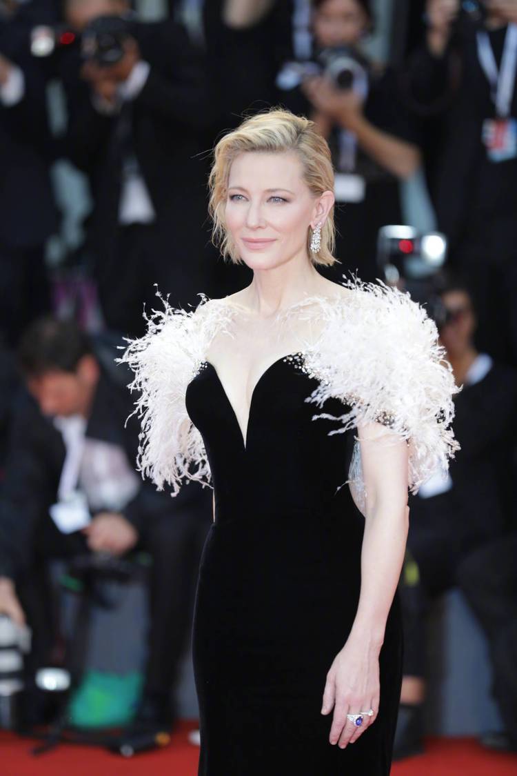 大魔王凯特布兰切特亮相威尼斯红毯双手背在身后竟然有些娇羞