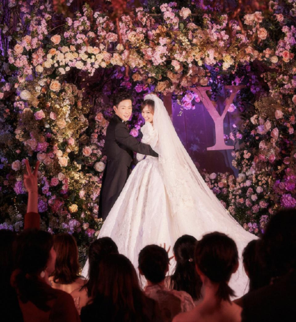 唐嫣罗晋婚礼现场照曝光两人深情热吻甜蜜十足