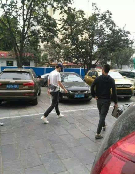 邓伦白宇给发小当伴郎都很放得开一个穿粉裙子一个跳大花轿