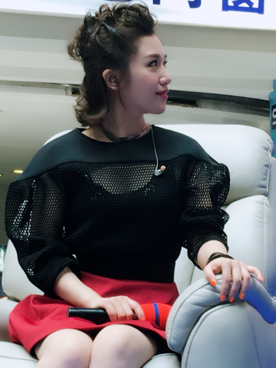 360娱乐讯5月29日端午节之际,歌手胡杨林亲临某家居广场,为现场的