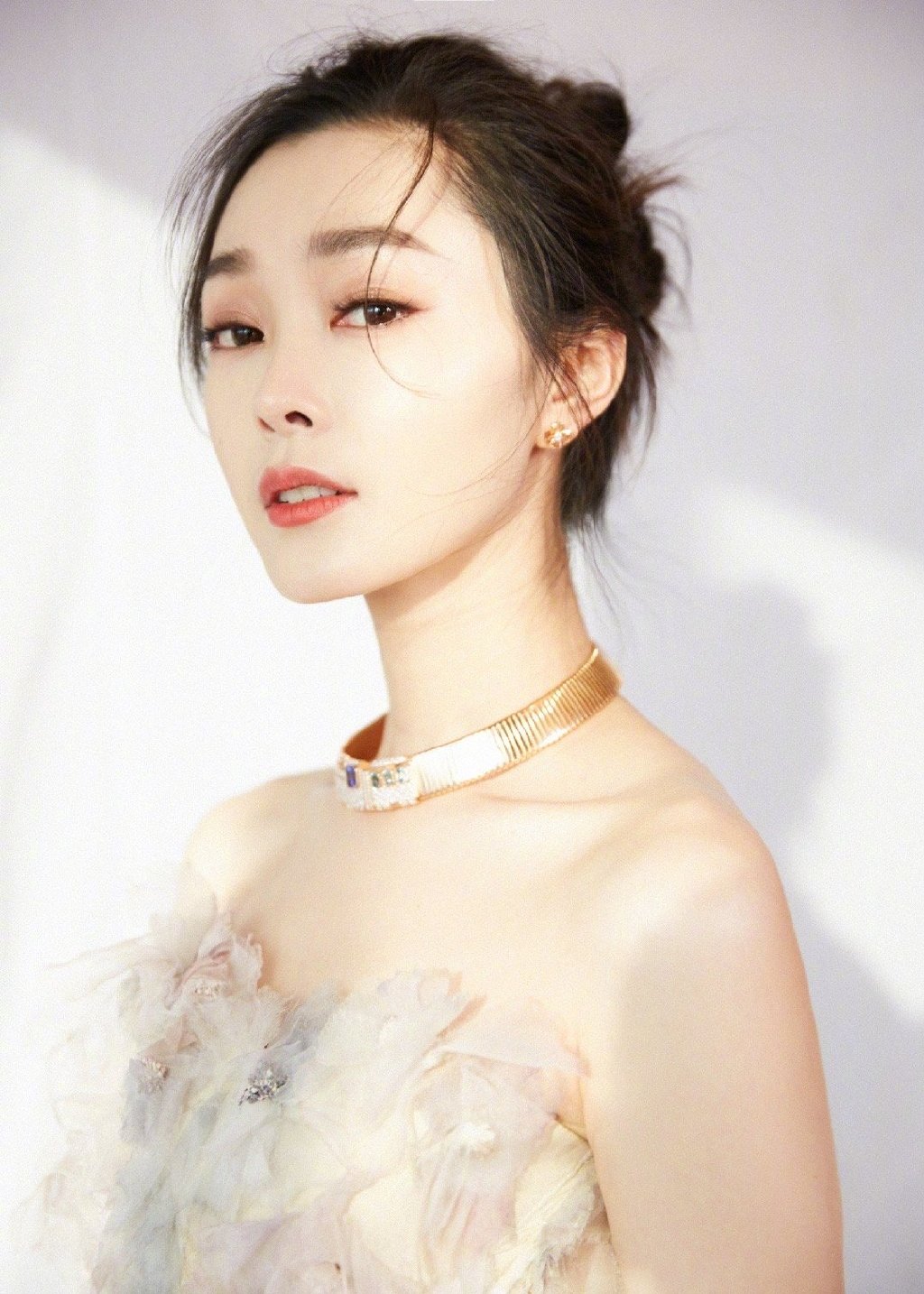 宋轶龙须丸子头如仙女下凡,抹胸碎花长裙尽显妩媚 -- 眼界,放眼世界