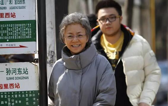 这部大牌如云的新电视剧，又能见到张嘉译大叔霸气的走路姿势了