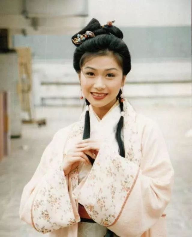 她是万妖女王曾遭未婚夫家暴为养子拒绝富商追求