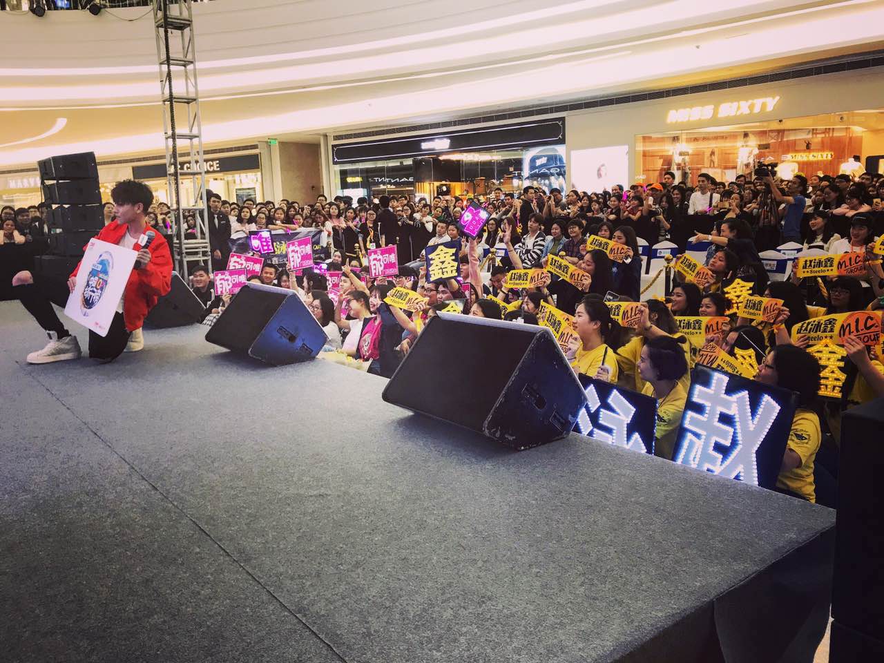 赵泳鑫入围top榜年度新人拉票会现场与粉丝零距离互动