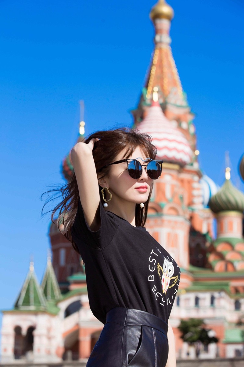 阿兰莫斯科时尚街拍 墨镜皮裤气场十足