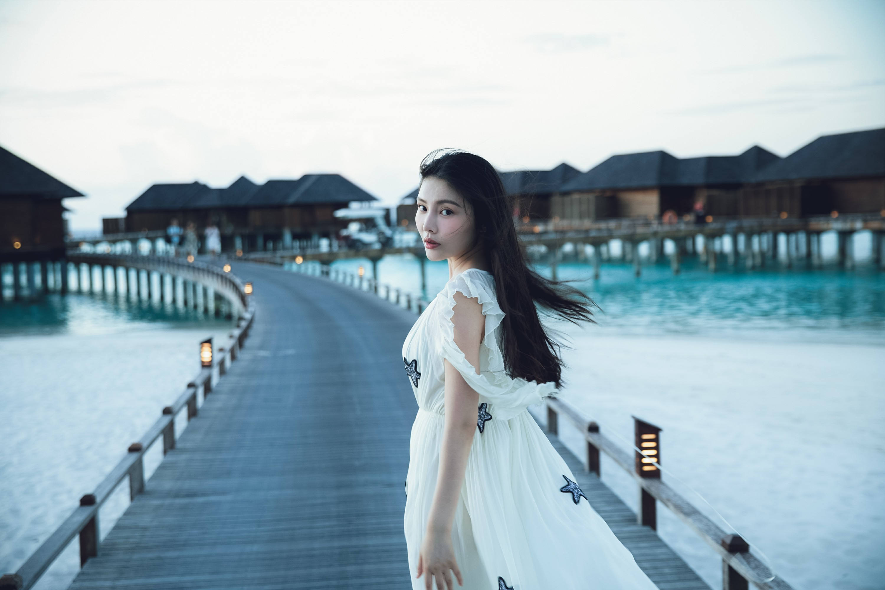 徐冬冬长发飘飘裙摆飞扬温柔笑容让人保护欲升起