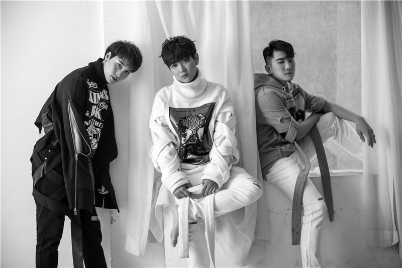 0086男团黑白概念大片曝光 褪去青涩展现"轻熟男"气质