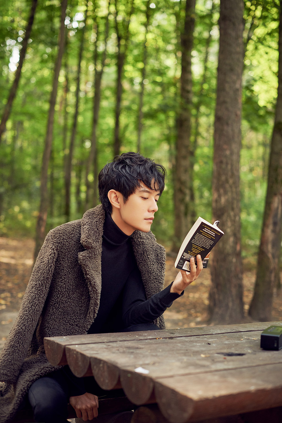 张超深秋写真大片曝光 独特演绎森系男友力