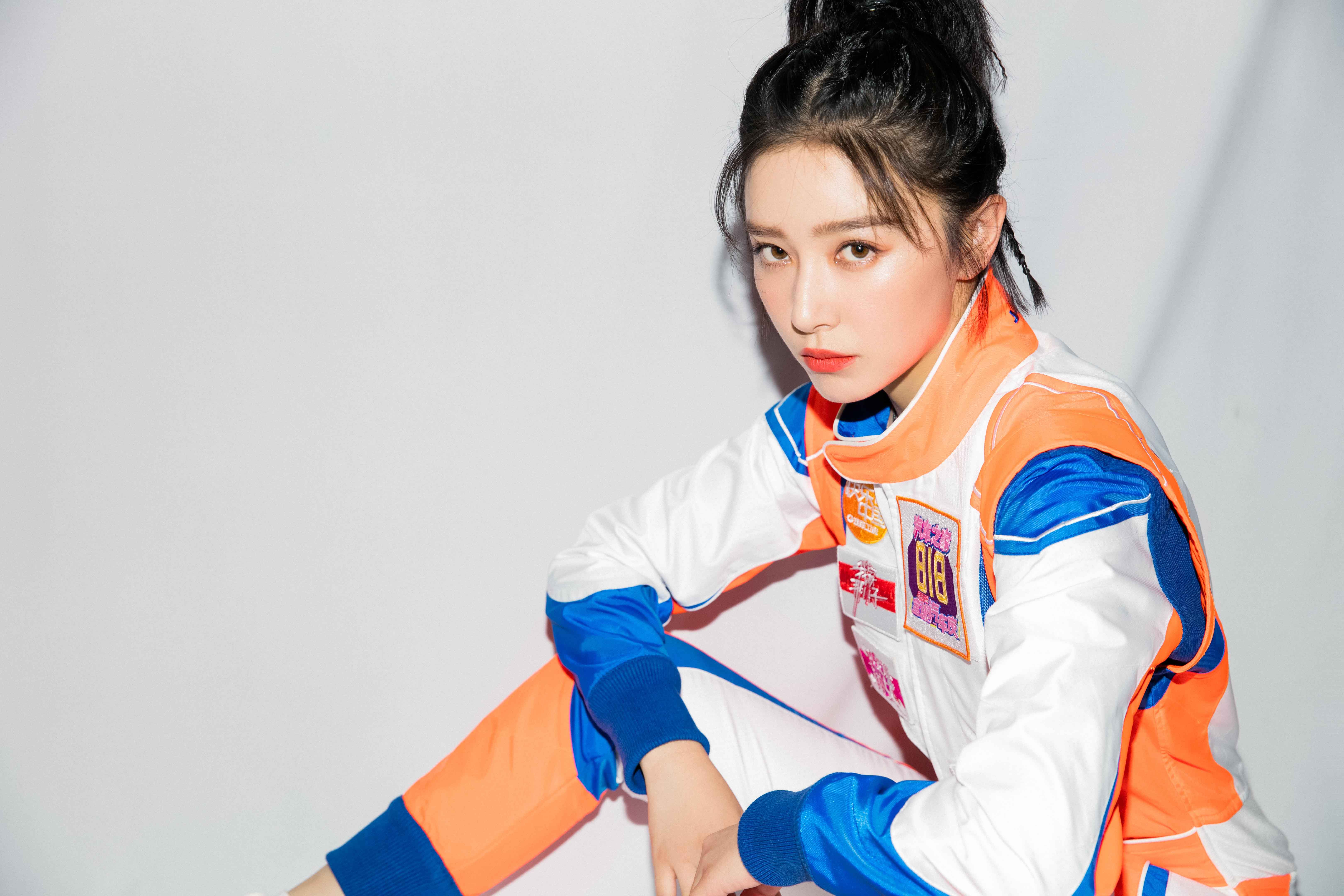 阚清子出席湖南卫视活动 双面甜酷风格无缝切换