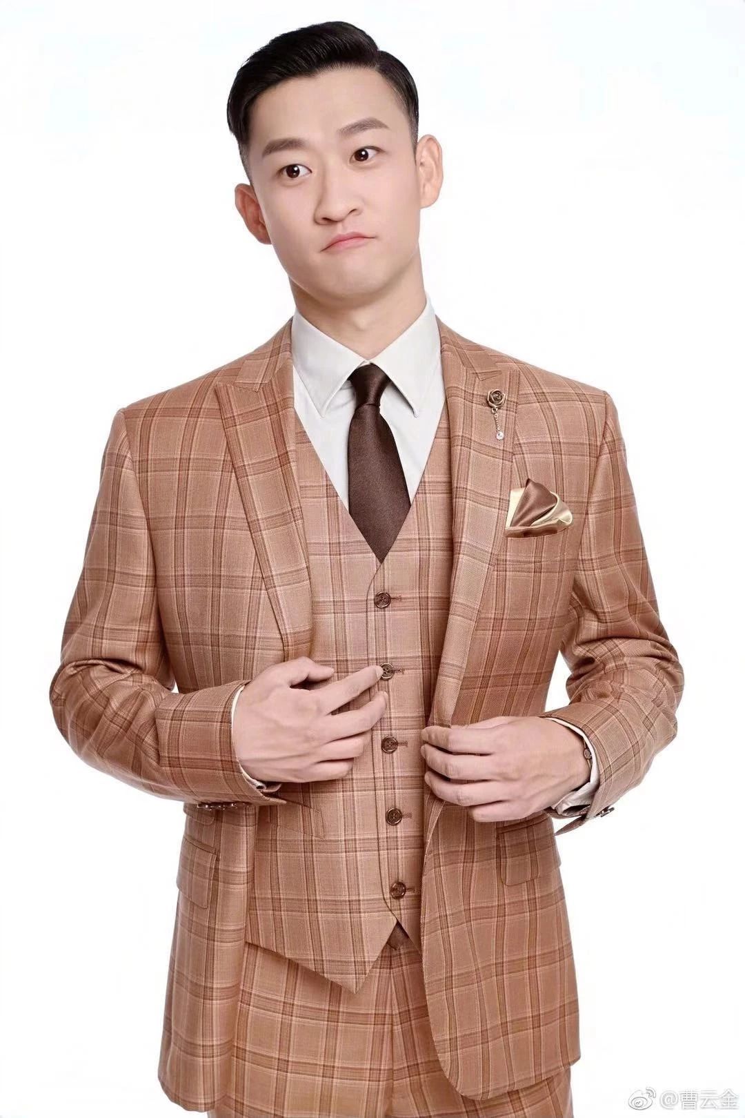 对比强烈离婚后唐菀独自抱娃拎包显疲惫曹云金却过得很滋润