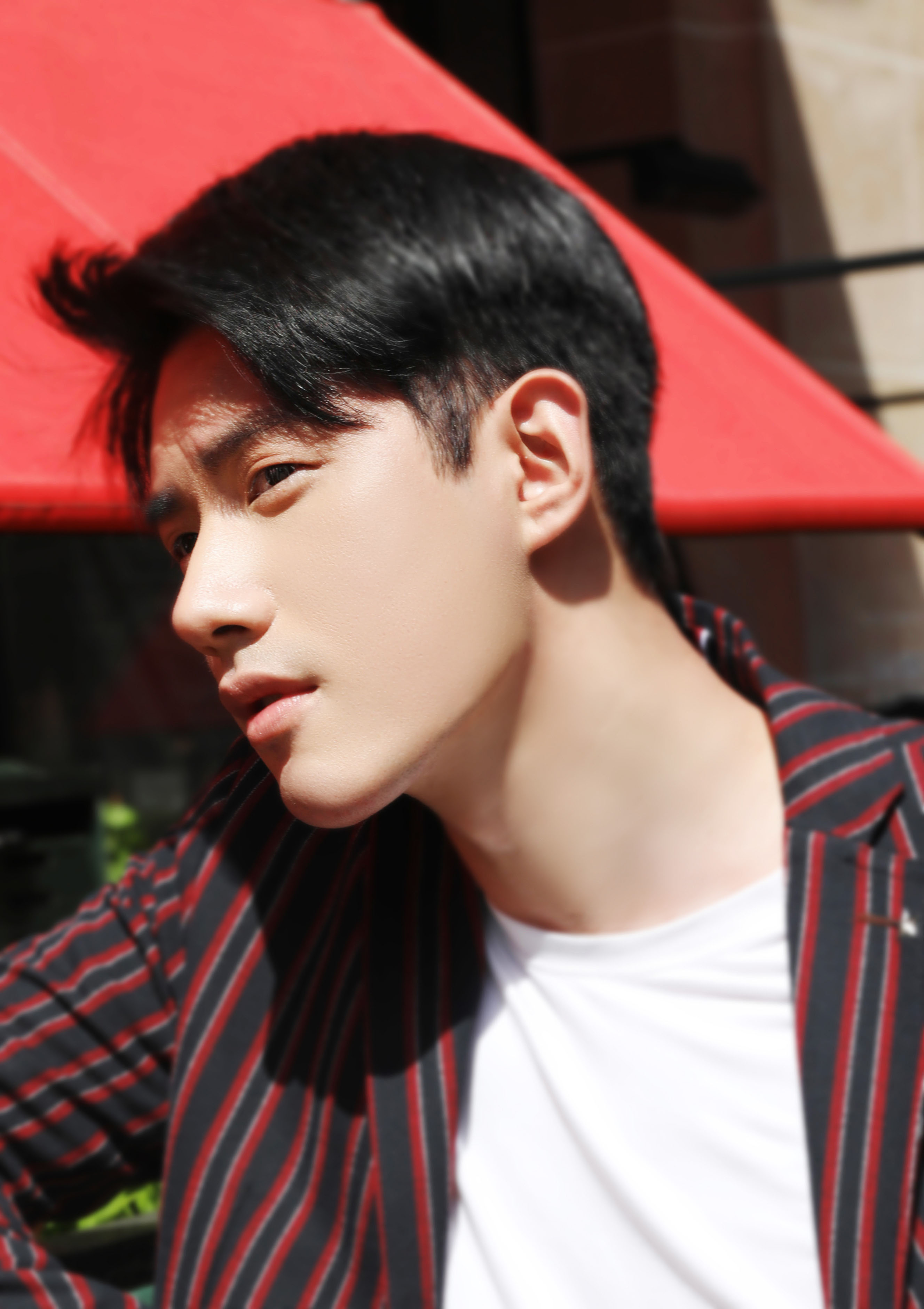 吴建飞化身忧郁朋克 法国街头大玩撞色时尚