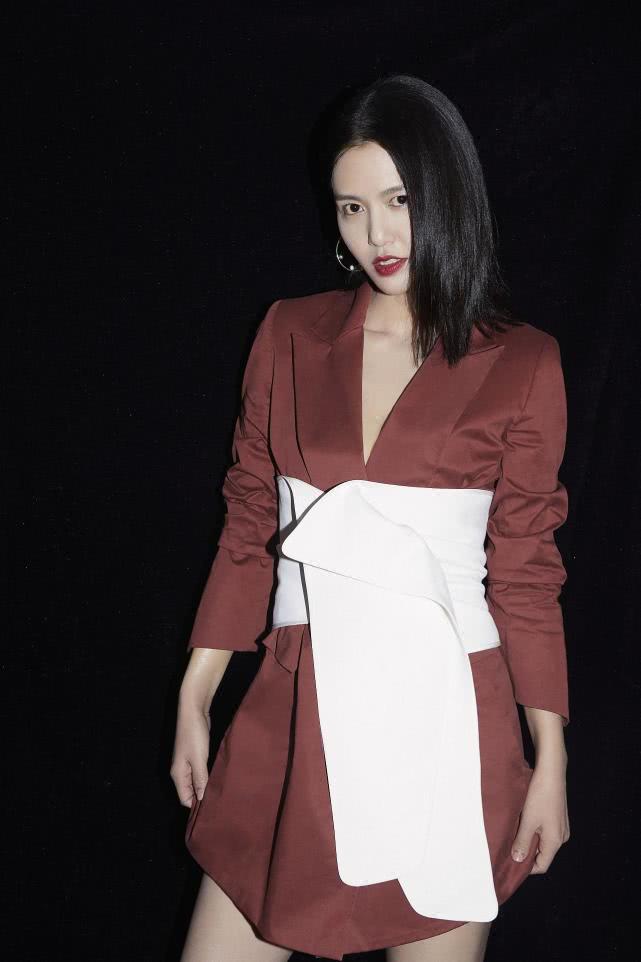 谭维维盛装出席百花奖闭幕式深情献唱南方有座山优美大气