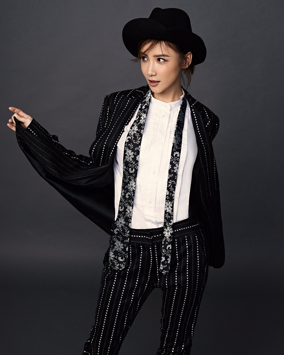徐立潮范西装大片曝光气质高冷尽显帅气女人味