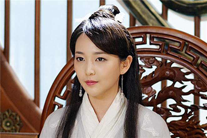 张奕推出软萌写真照笑容甜美诠释澄澈青春