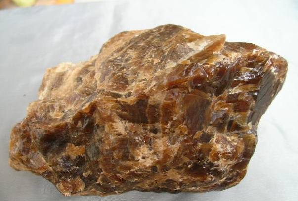 男子在海边捡到,会发出香味的石头,知道来历后乐了