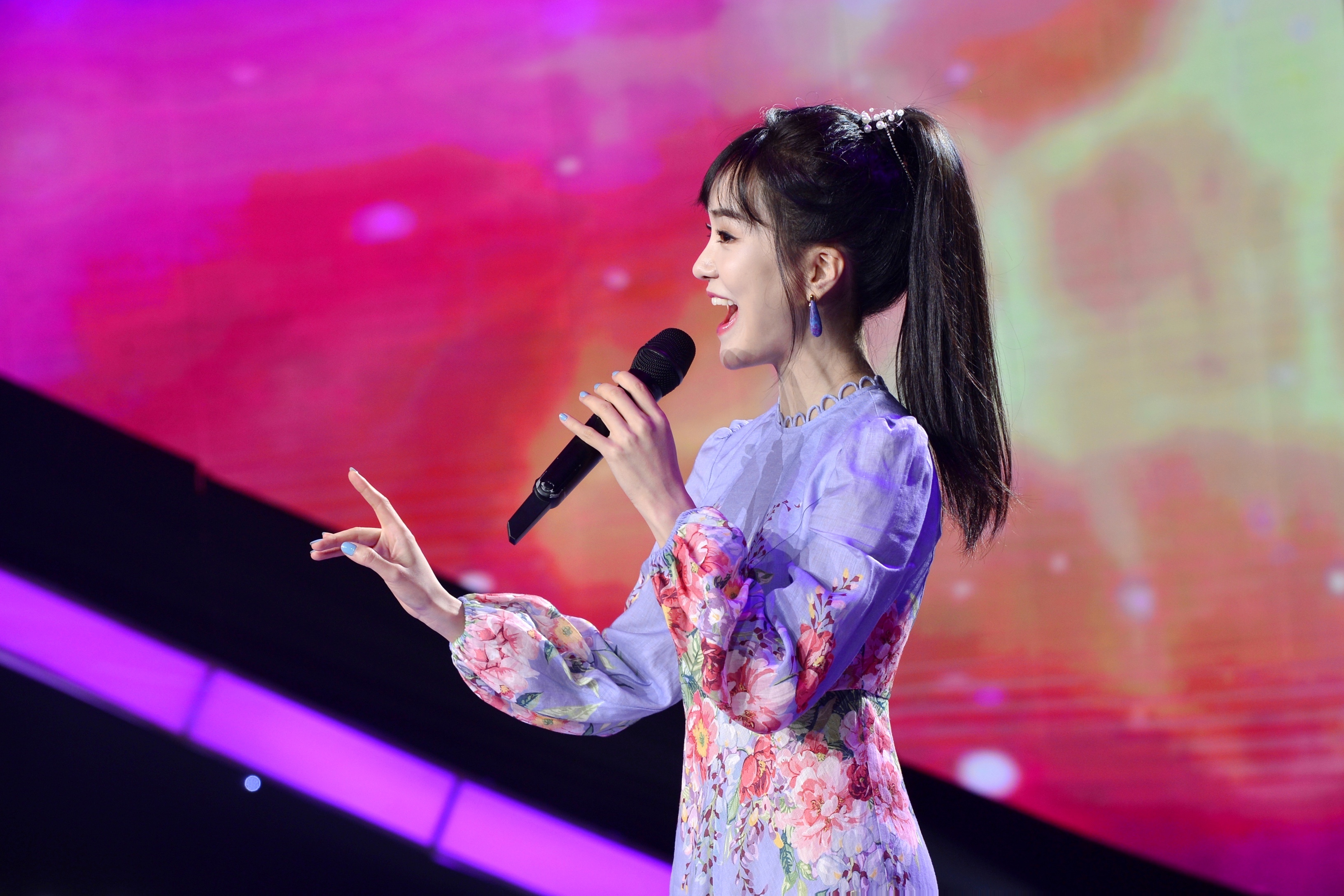 易铭参加中央电视台民歌中国栏目录制献唱四季花儿开