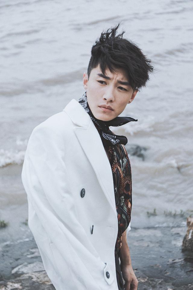 代旭全新写真曝光忧郁复古沙滩boy