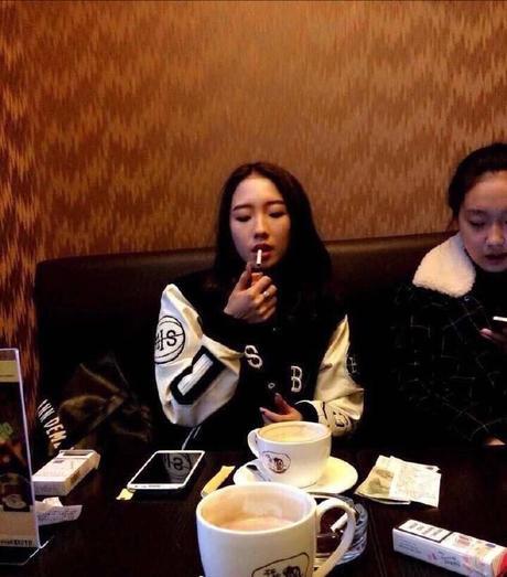 孟美岐刚出道就被曝抽烟"黑历史",网友竟还火眼金睛地挖出石锤