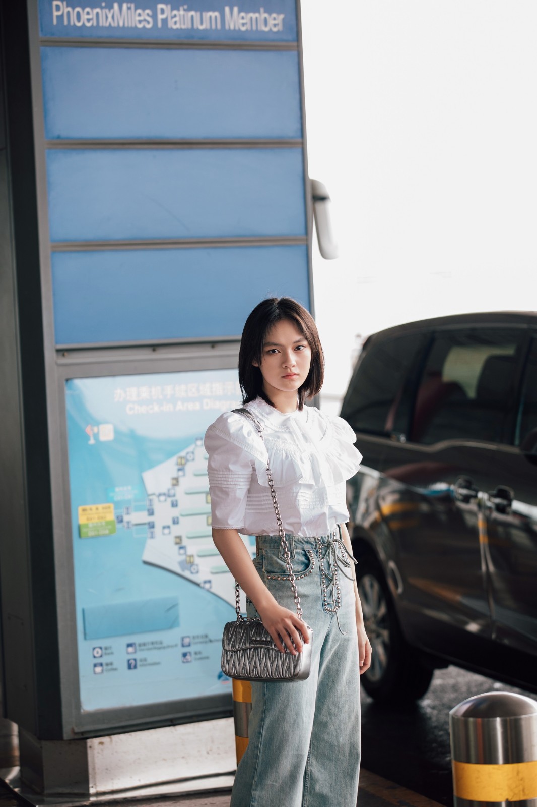 文淇启程巴黎时装周荷叶边上衣牛仔裤简约率性