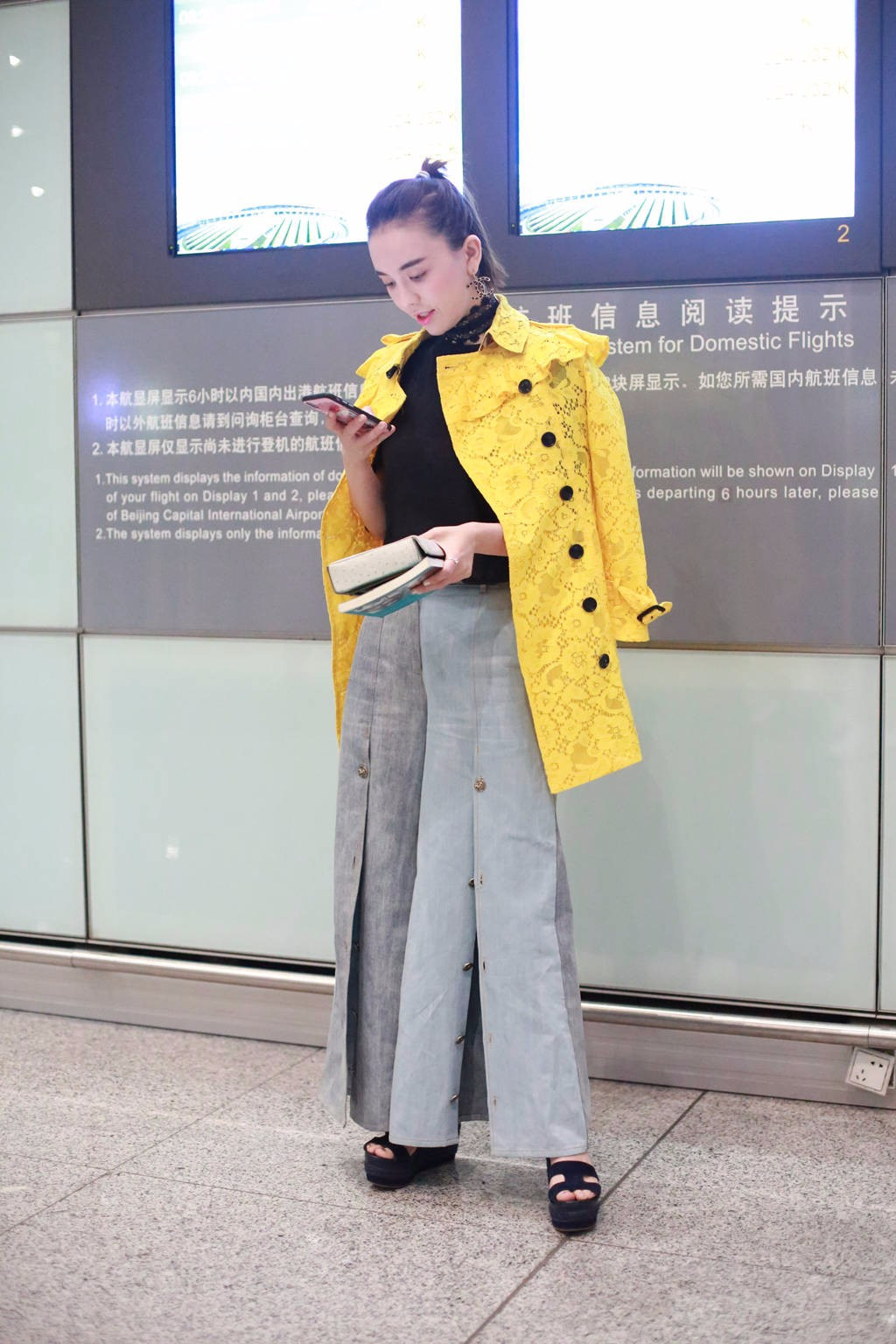 吕佳容现身机场遭围堵赴戛纳首回应自杀传闻