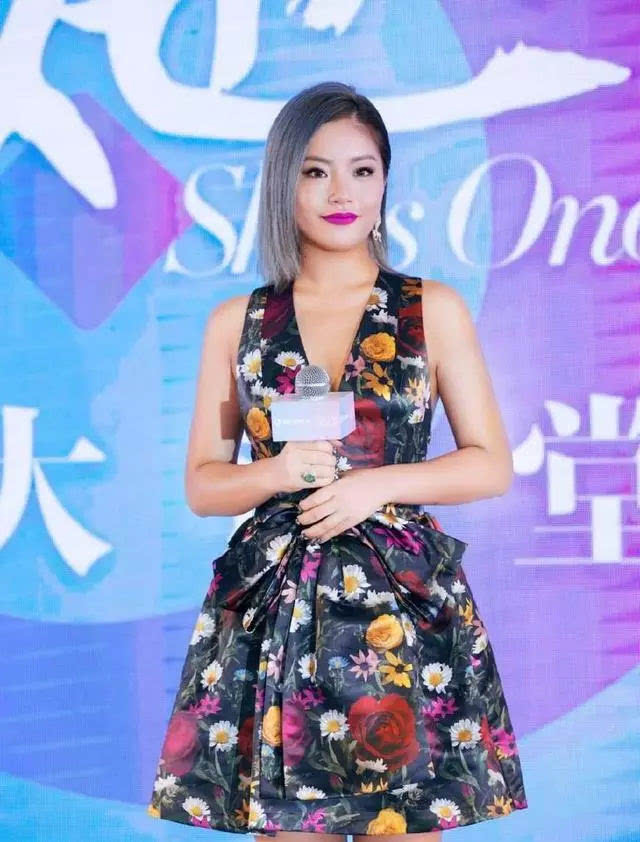 王菊不化欧美妆颜值似路人纽约走秀腰间赘肉很突出