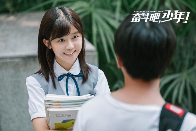 宋伊人奋斗吧少年热播校园风穿搭实力吸粉