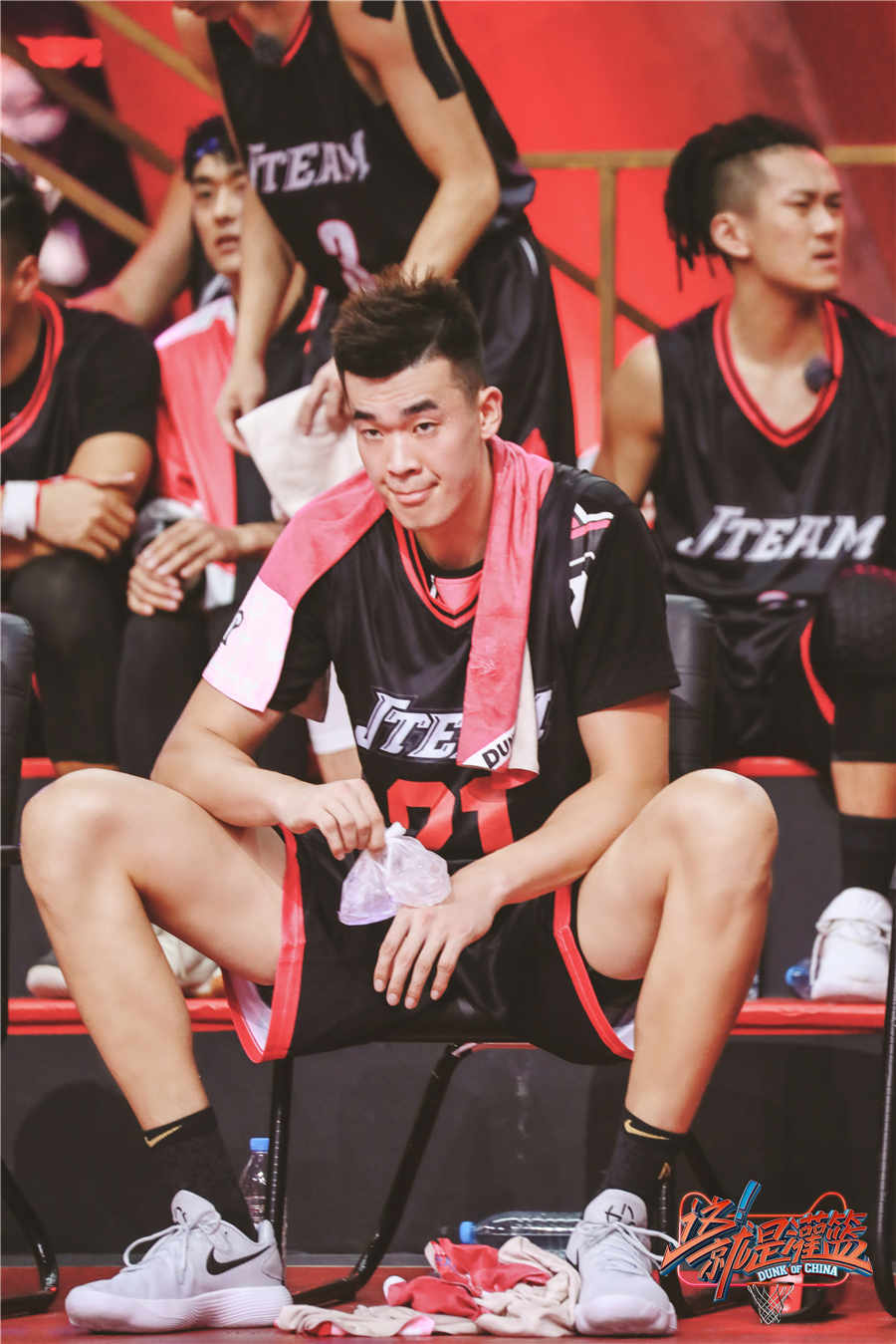 这就是灌篮李易峰上场秀球技李慕豪手指意外受伤
