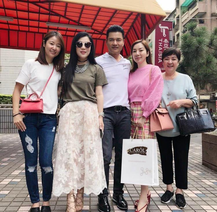 42岁林心如素颜显憔悴61岁的吕良伟很年轻和身家百亿老婆超搭