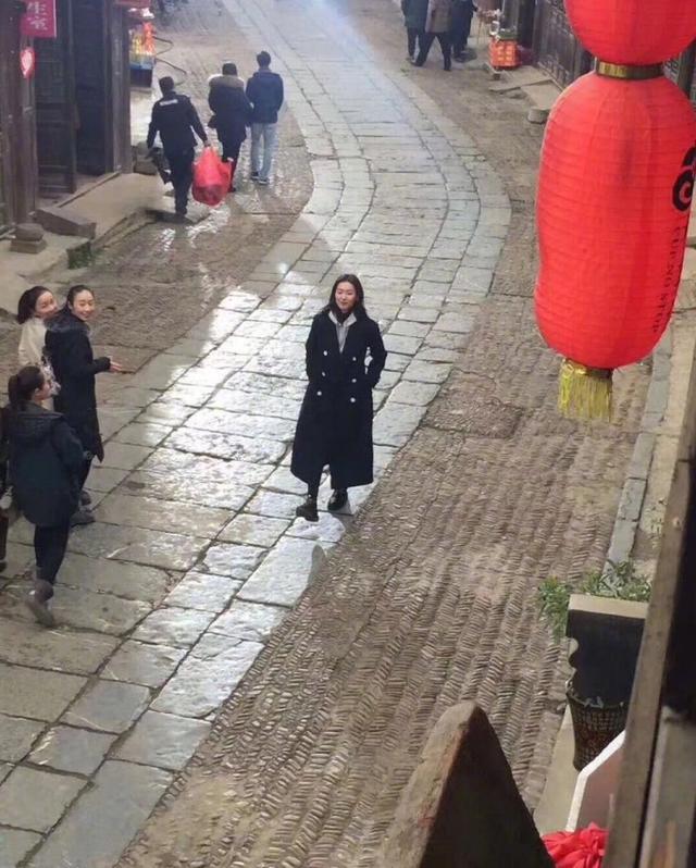 刘雯回湖南老家逛街的样子美得像走t台