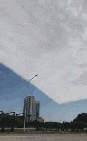 搞笑动态图GIF: 正正方方的云,是谁上去裁剪的? - 360娱乐,你开心就好