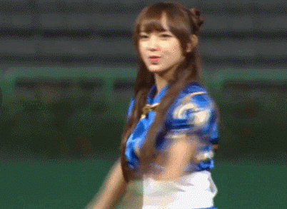 为棒球赛开球,空翻开球让她拿到了第一名,开球视频在韩网的播放量超过