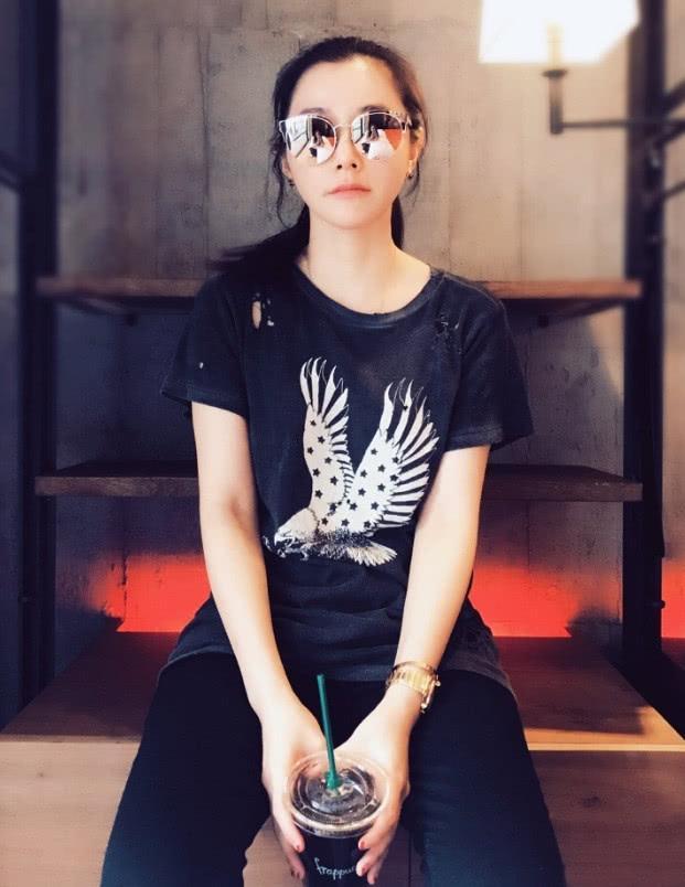 她是台湾偶像剧女神嫁给台湾整形医生后变脸清纯不复存在