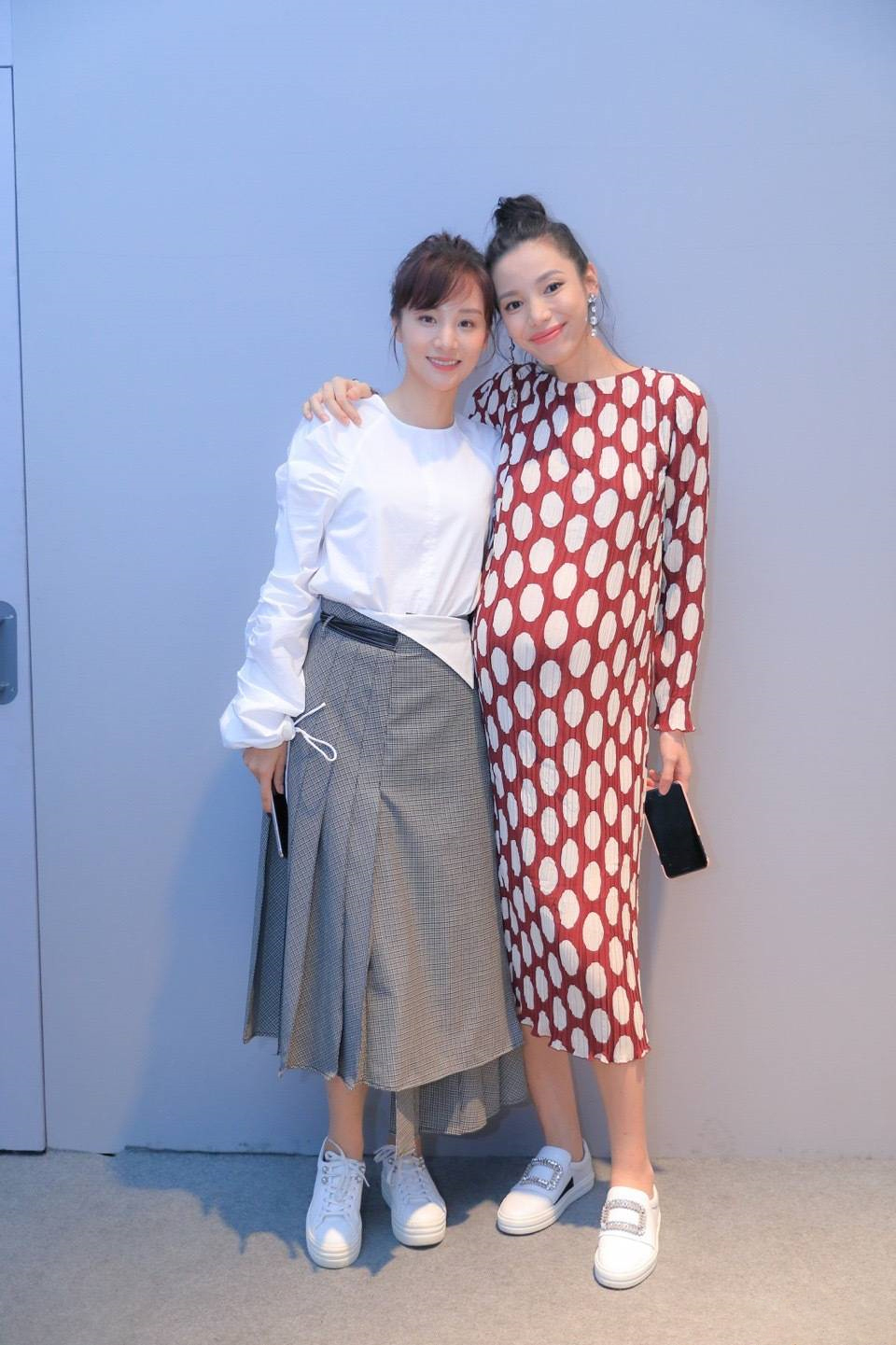 陈龙章龄之亮相上海时装周 现场“咬耳朵”甜蜜撒狗粮 - 360娱乐，你开心就好