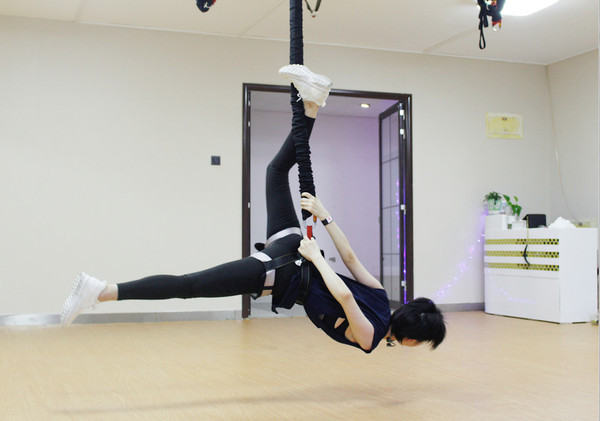 她们被吊在空中数十天,一天一斤?这确定不是酷刑吗?