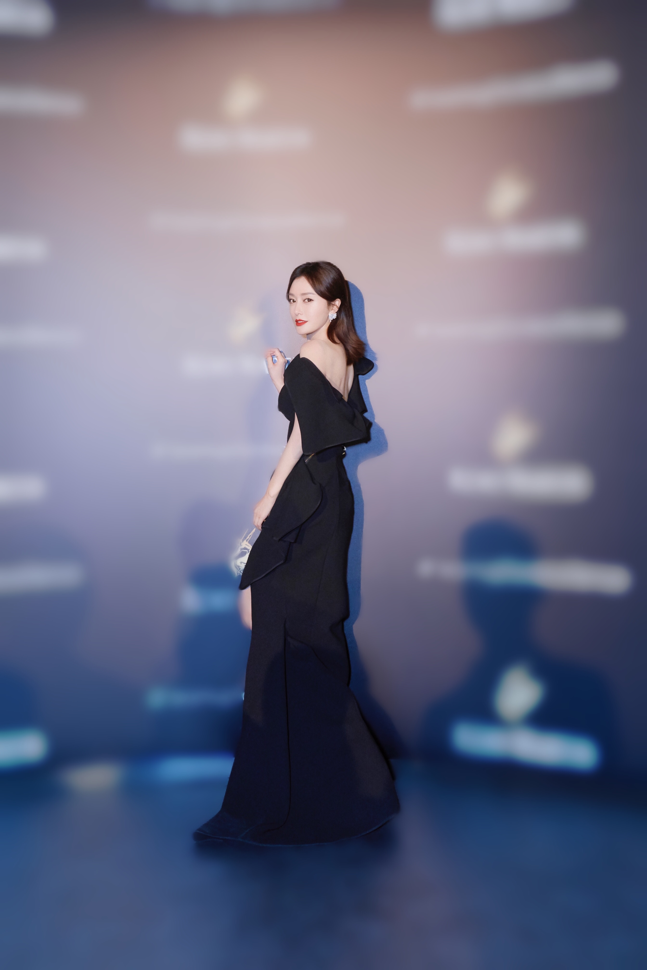 秦岚惊艳亮相品牌晚宴 黑色礼服添浪漫神秘色彩