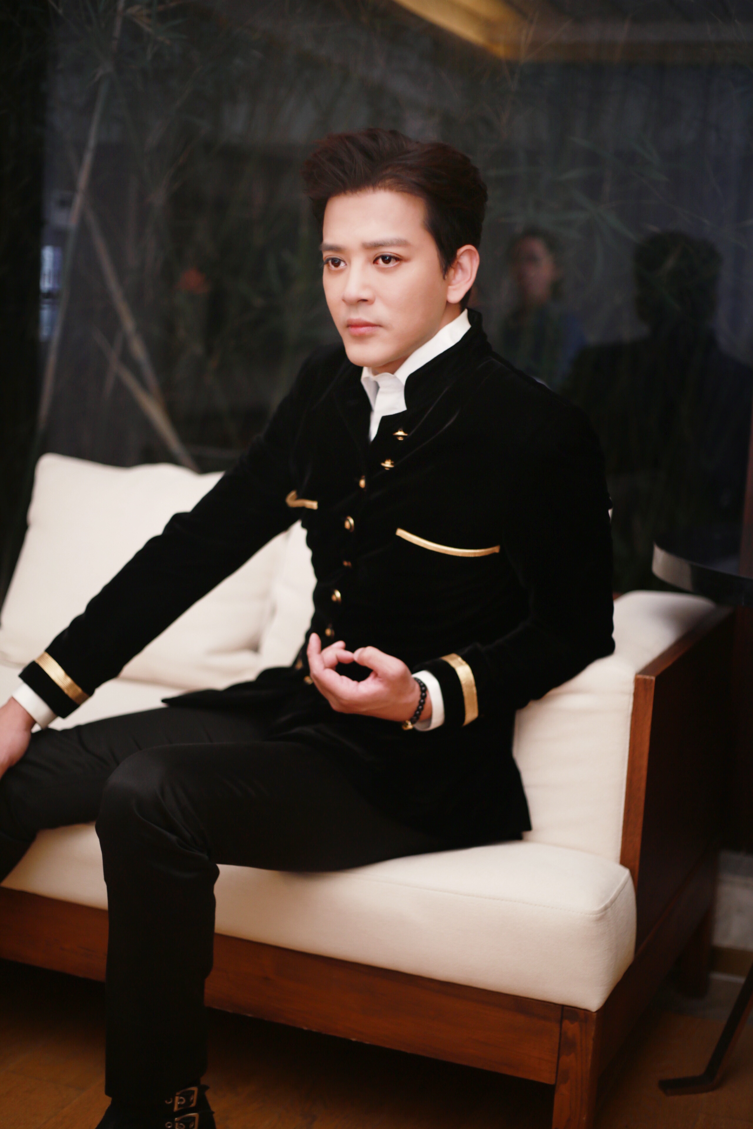 陈晓东新戏杀青商演人气爆棚 复古丝绒西装帅气亮相 - 360娱乐,你开心