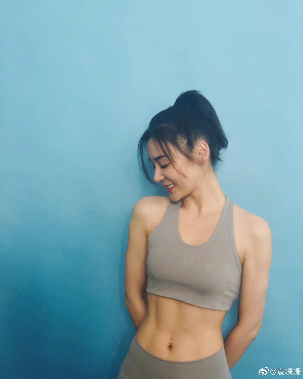 袁姗姗秀鸭梨身材腹肌曲线让人羡慕