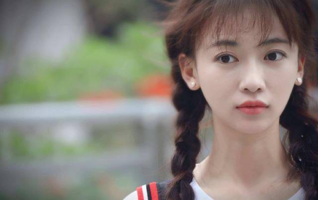 虽然吴谨言自称是新人,但活跃在演艺圈的时间并不短,但都是跑头套的