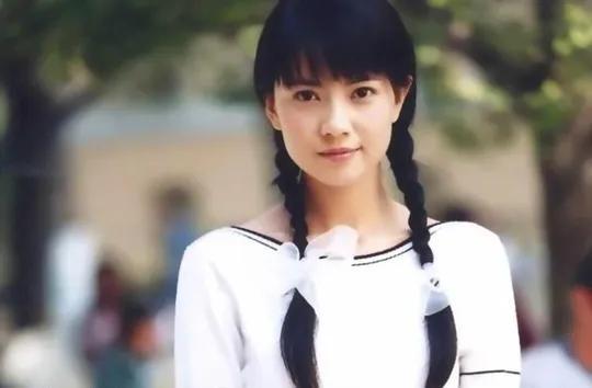 主要讲述,幼年的欧阳正因父母双亡,他的父母均是警察,流落到北方小镇