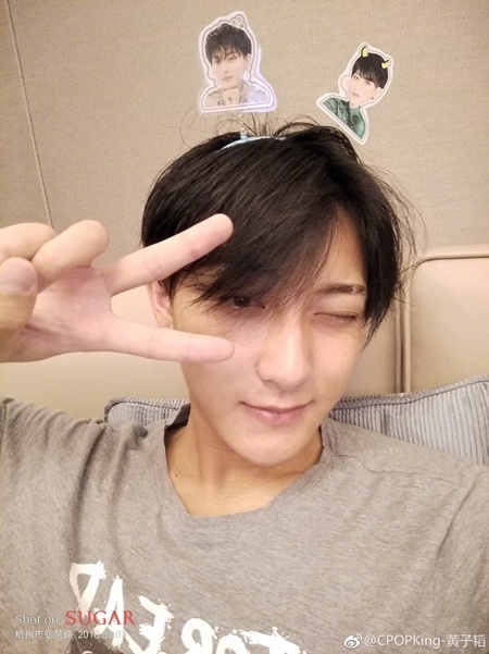 黄子韬晒自拍超长自我介绍前缀一口气念不下来