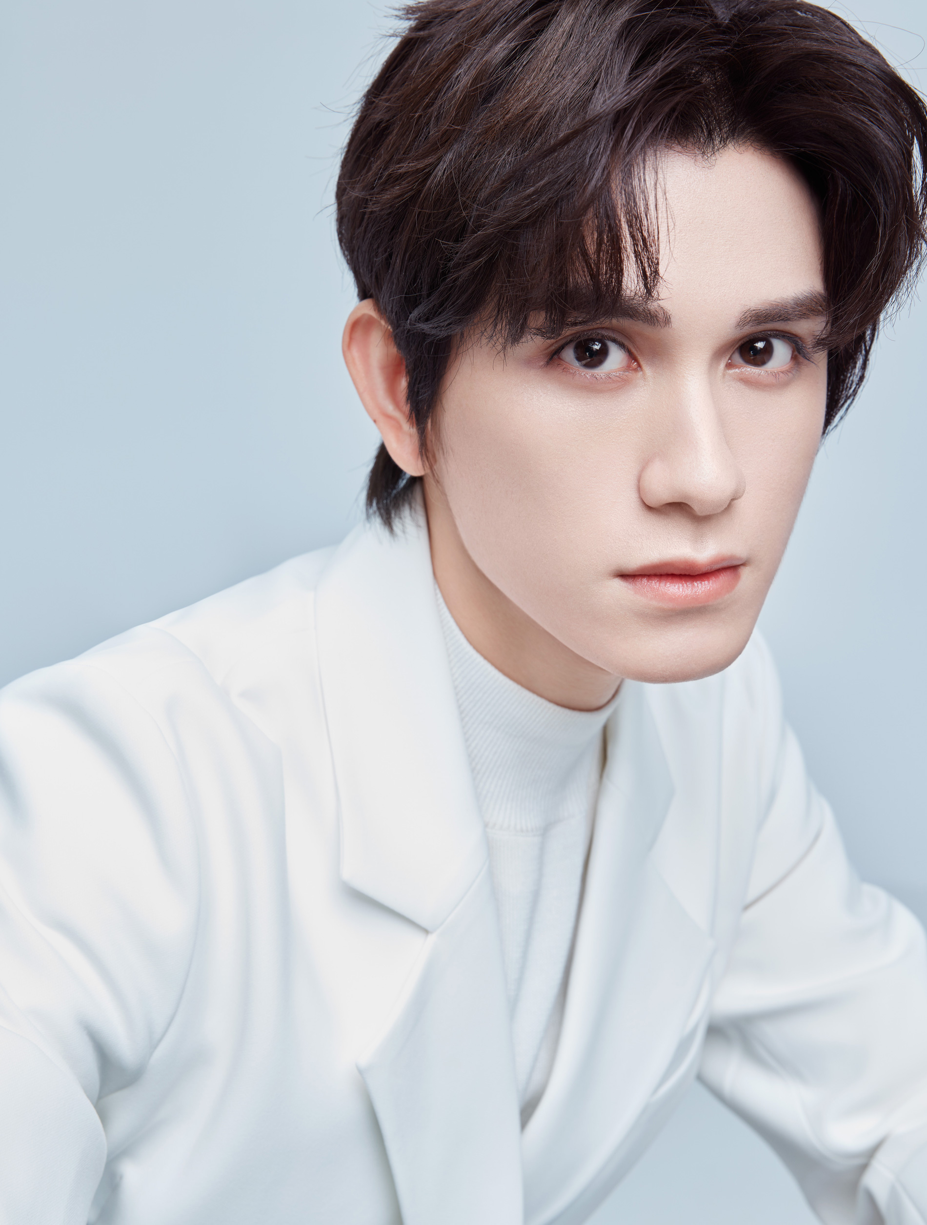 朱赞锦主演《武林有骄气》正式开机 白色西装写真尽显儒雅气质