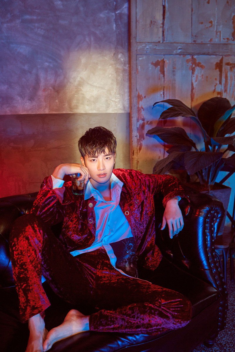 王燕阳解锁时尚新自我 慵懒红衣展现贵公子气质