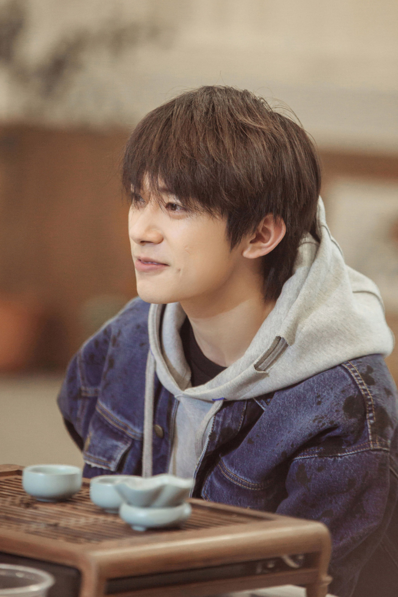 易烊千玺脏脏牛仔衣显复古 首次试播自称心里有点虚