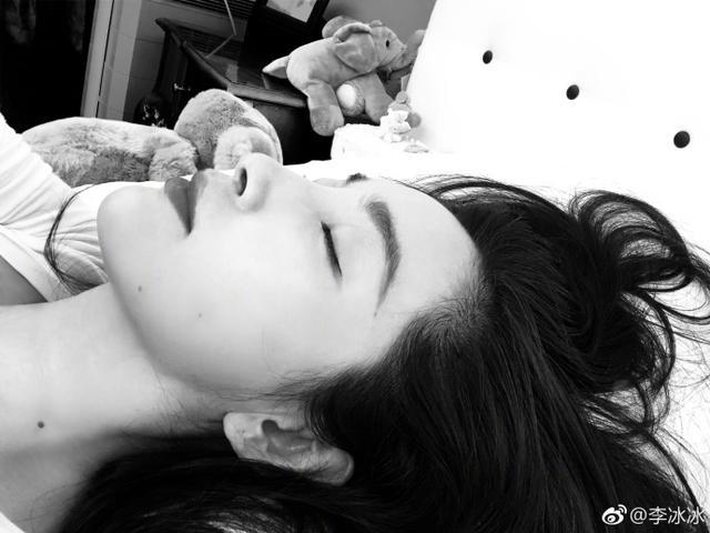 45岁的李冰冰躺床上自拍视角神秘白头发有点多