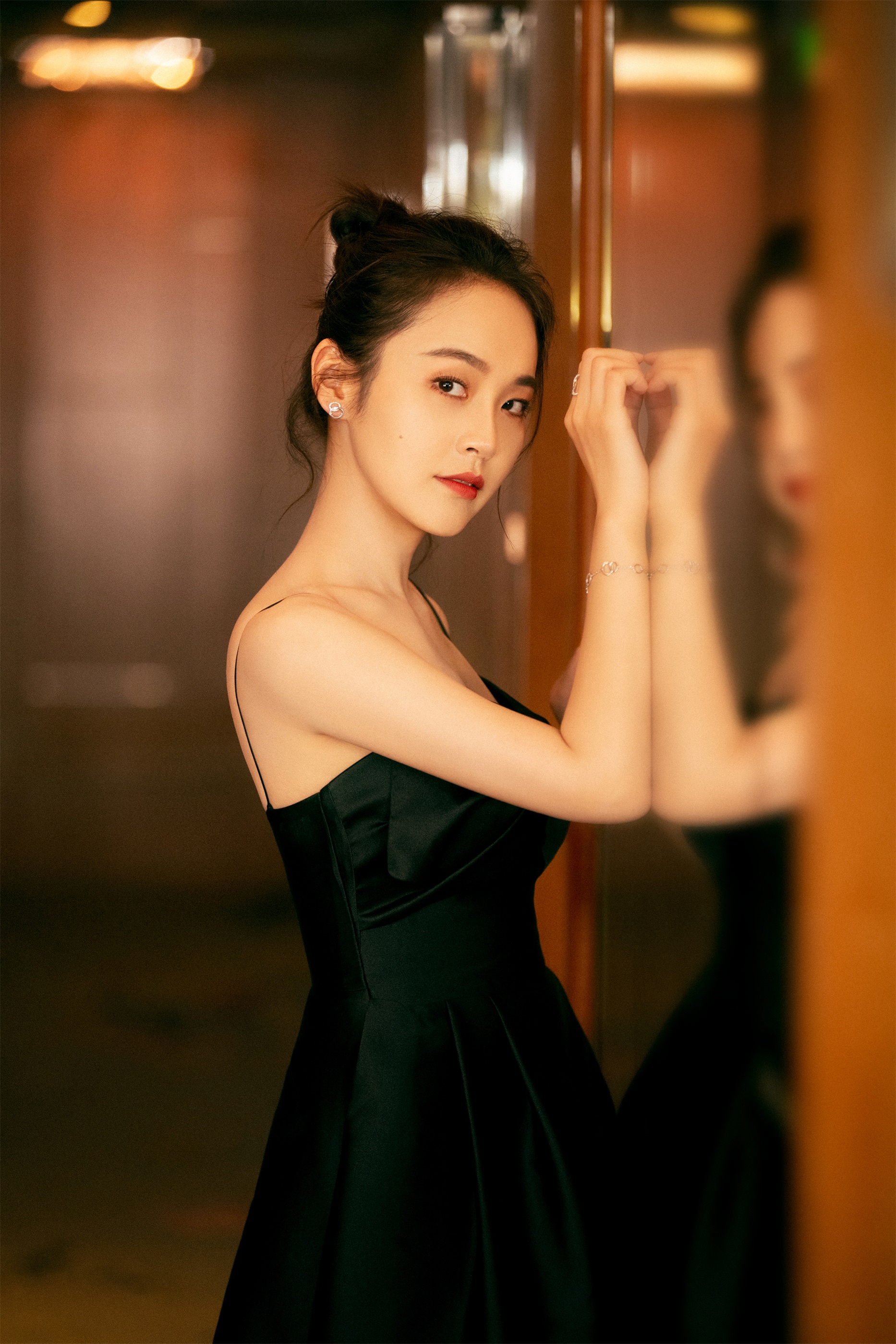 女演员张佳宁清新甜美可爱时尚写真