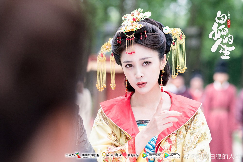 《白狐的人生》正在网络热播中,贾清茹在剧中的造型令人目不暇接,时而