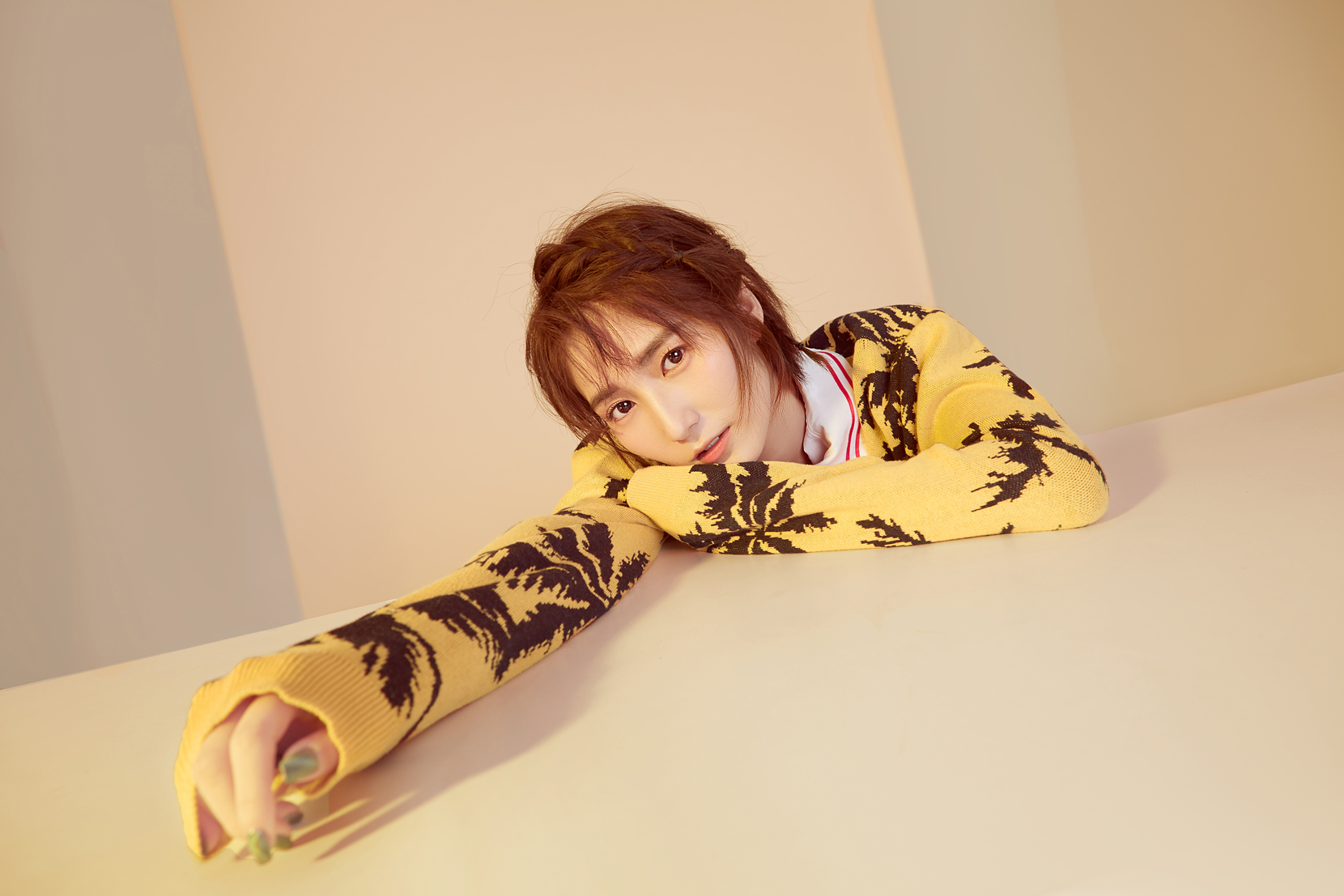 张嘉欣春日写真曝光惬意慵懒上演清澈眼神杀