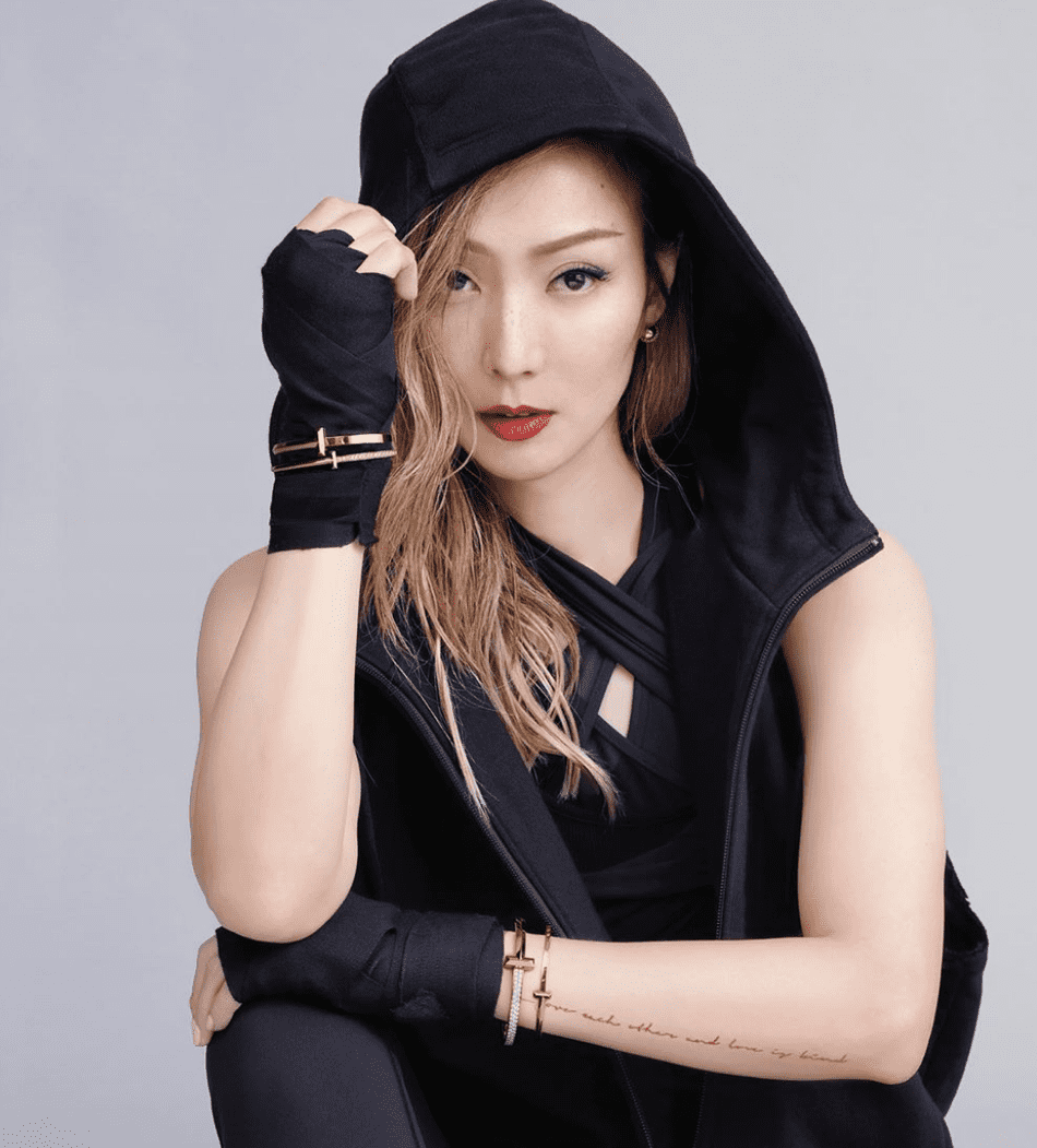 郑秀文穿深v露背西装性感优雅 侧脸轮廓精致气场十足