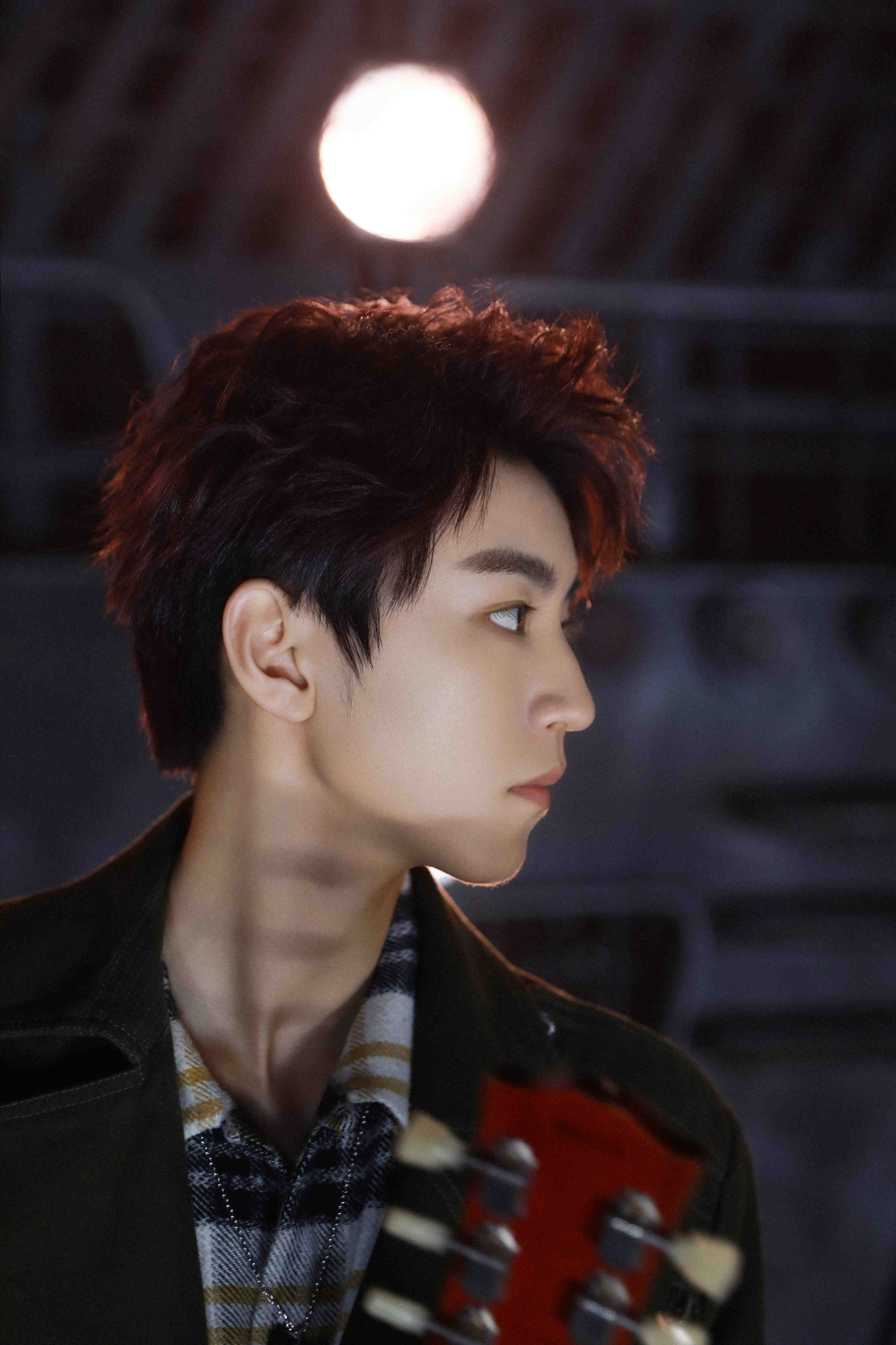 王俊凯解锁摇滚版《树读》舞台 全新曲风诠释少年成长心境